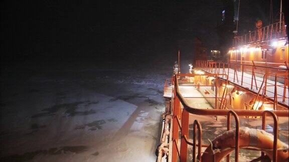 核动力破冰船航行甲板上的夜景降雪