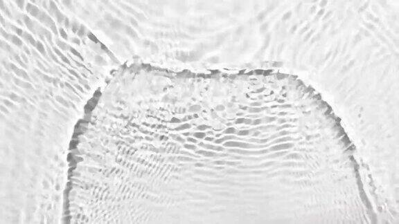 浅灰色背景上清晰的单波液体波纹