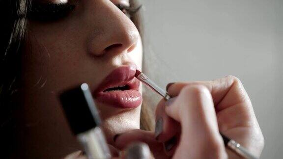 口红化妆师创造美丽的化妆模型美容和水疗中心