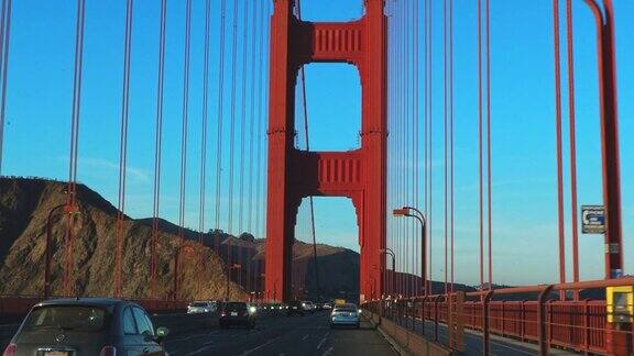 在美国从一辆正在桥上行驶的汽车的窗口看到的移动风景