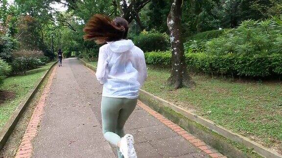 周末早上在公园里跑步的亚洲华裔年轻女子