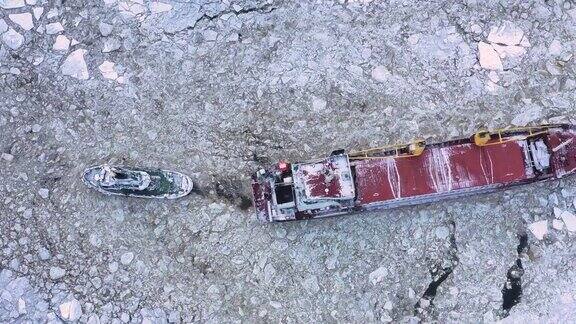 散货船由海上拖船拖在冰上