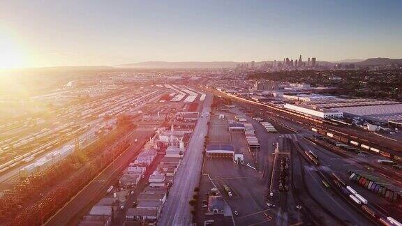 日落时分洛杉矶市中心附近的仓库和货场-航拍