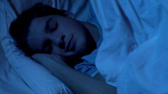 男性青少年夜间健康睡眠儿童面部特写放松