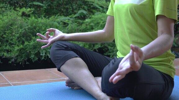 近距离观看女人的手势在做瑜伽冥想和放松