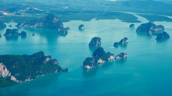 鸟瞰泰国普吉岛海上喀斯特石柱的自然景观