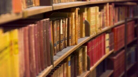 图书馆的弯曲书架上有旧书
