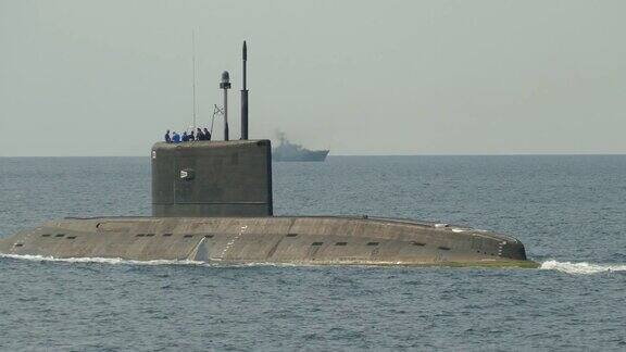 海上军事演习中的潜艇