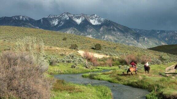 犹他州一男子骑马穿过河流