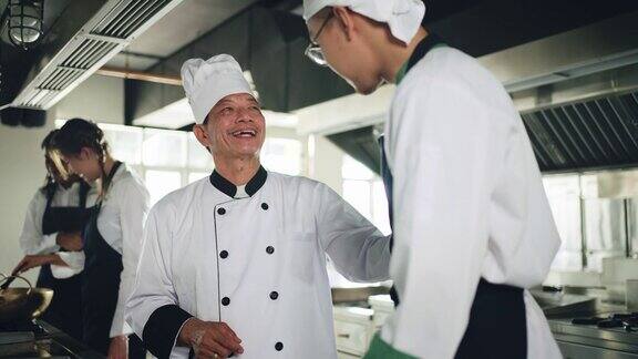 厨师在教他的学生