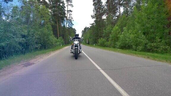 骑摩托车的人变换车道在乡间小路上行驶4k