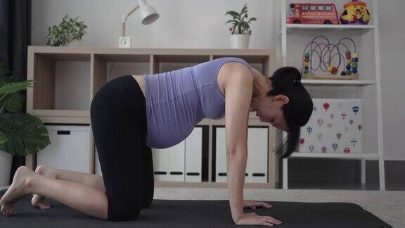 孕妇练习瑜伽的笔记本