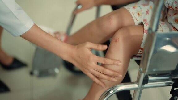 小女孩坐在轮椅上和骨科医生交谈