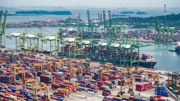 4K延时在新加坡港口工作的货物