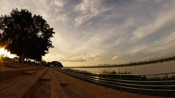 时光流逝:美丽的湄公河日落
