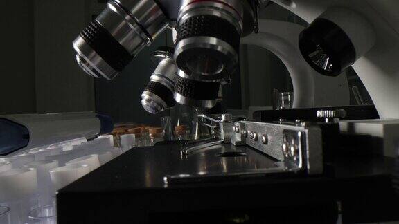 化学实验室的显微镜、玻片和试管特写4k电影