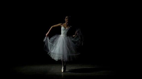 舞台上美丽的芭蕾舞者