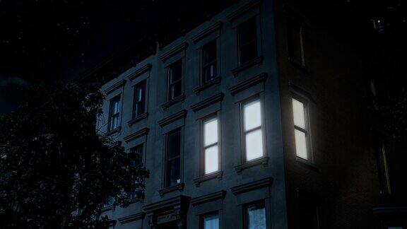 夜间拍摄典型的布鲁克林褐石屋上层