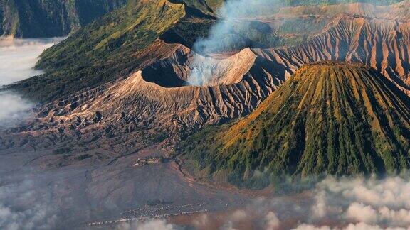 4k延时电影日出场景移动的云雾和烟雾的喷发覆盖火山mt.BromosememeruBatok和Widodaren腾格里火山口印度尼西亚