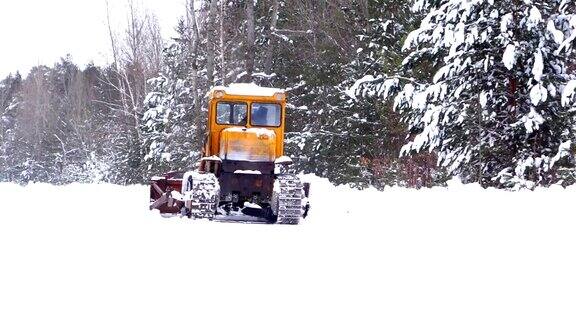 清理道路上的积雪履带式拖拉机平地机清除路上的积雪
