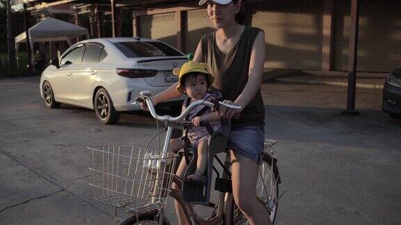 宝宝和妈妈骑着自行车