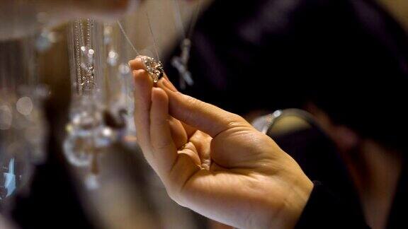 女人在精品中选择首饰吊坠昂贵的钻石礼品财富