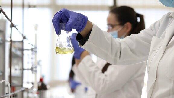 女科学家在实验室里用锥形烧瓶做实验