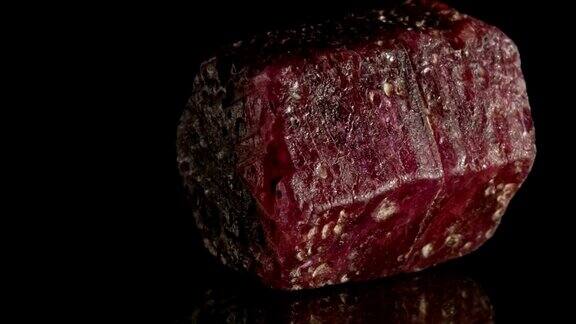 微距摄影:黑色上的红宝石晶体