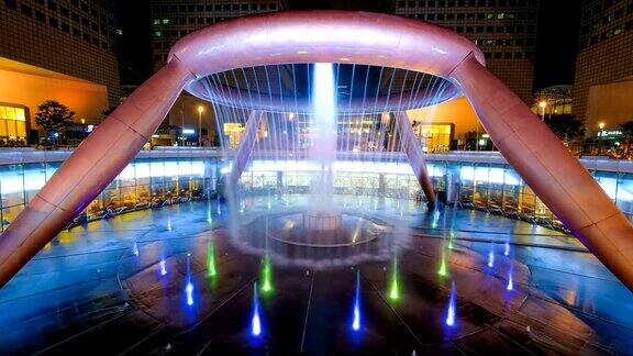喷泉在新加坡城市的夜晚时间