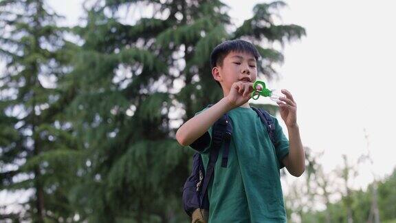亚洲男孩在露营时抓昆虫