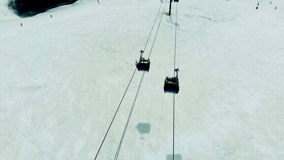 在俯视图中带有移动索道的索道滑雪电梯索道在山上
