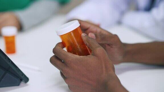 非洲-亚洲病人仔细看医生开的药