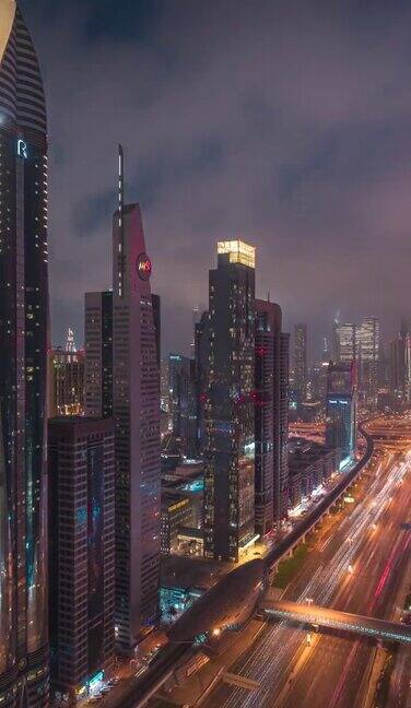 迪拜城市中心谢赫扎耶德路在直立肖像中延长白天黑夜