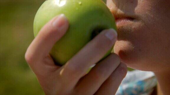 吃绿色的苹果近距离