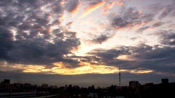 时间流逝的城市景观日落与运动的云在背景