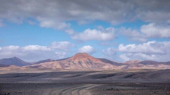 蒂曼法亚国家公园沙漠道路上的云层随时间变化