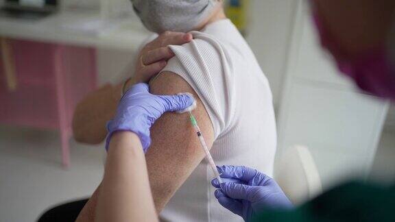 老年妇女接种Covid-19病毒疫苗