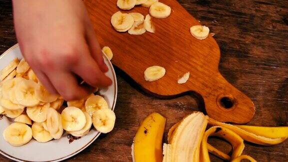 用刀在木板上切香蕉的特写