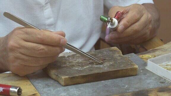 一个珠宝商的手在修理的特写