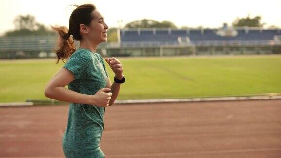 运动的女人跑