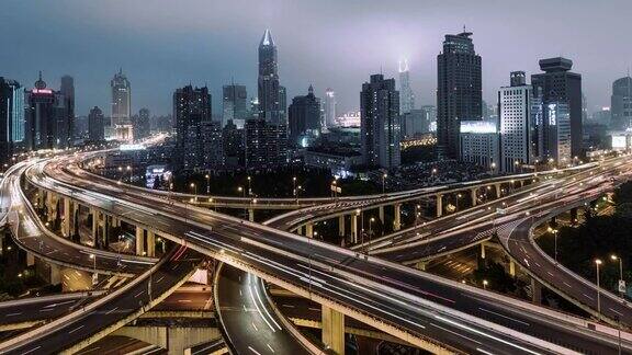 天桥和城市交通夜间TD鸟瞰图上海中国