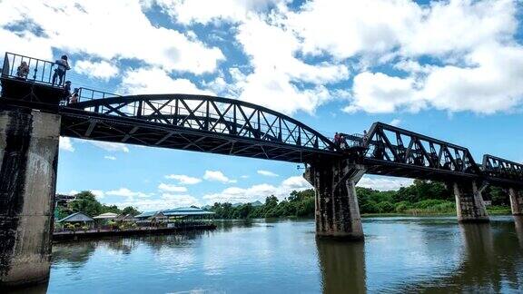 火车在桂河大桥上运行