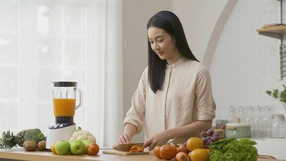 漂亮的亚洲女人在厨房做饭保健和饮食