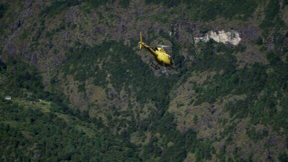 喜马拉雅山上的直升机