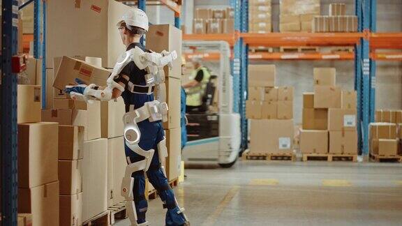 高科技未来仓库:工人穿着先进的全身动力外骨骼Exosuit帮助人更有效率增强表现力量和消除工伤