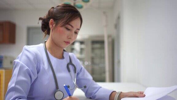 在医院工作的年轻护士
