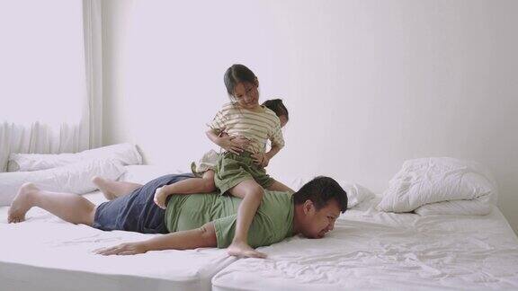 和父亲在一起的快乐时光一个男人喜欢和她的女儿在床上玩