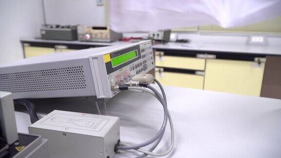 在创新研究实验室中科学家正在使用多功能科学测量仪对测量对象进行测量