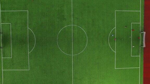 球场上的足球标记无人机拍摄足球运动员在足球场训练