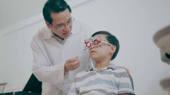 眼科医生给男孩病人做视力测试-股票视频